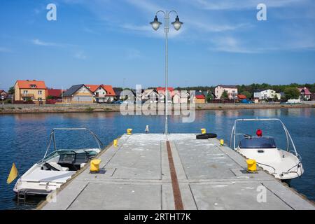 Kuznica Ferienort auf der Halbinsel Hel in Polen, Pier mit Motorboote an der Ostsee-Bucht Stockfoto