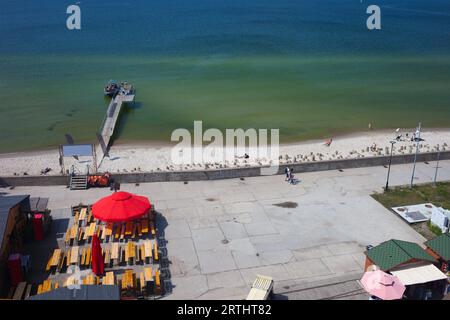 Ferienort Hel in Polen, Strand, Promenade und Restaurant-Tische im Freien, Blick von oben, Ostseeufer Stockfoto