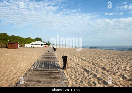 Strand mit Promenade im Resort Stadt Wladyslawowo in Polen an der Ostsee, beliebtes Urlaubsziel Stockfoto