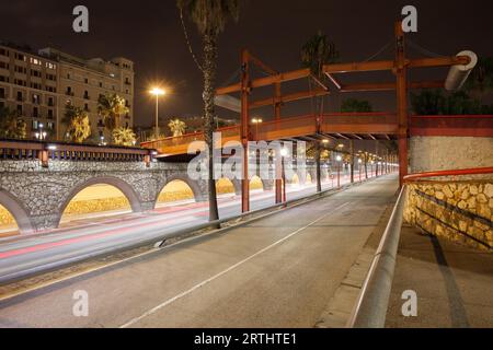 Spanien, Barcelona, Ronda Litoral Autobahn nachts mit Steg, Bögen der Allee Passeig de Colom, städtische Infrastruktur Stockfoto