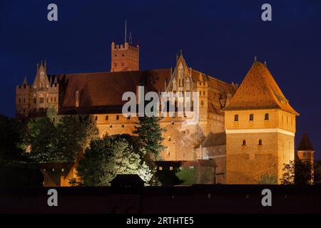 Hohe Burg der Burg Malbork bei Nacht in Polen, mittelalterliches Wahrzeichen, erbaut vom Deutschen Ritterorden Stockfoto