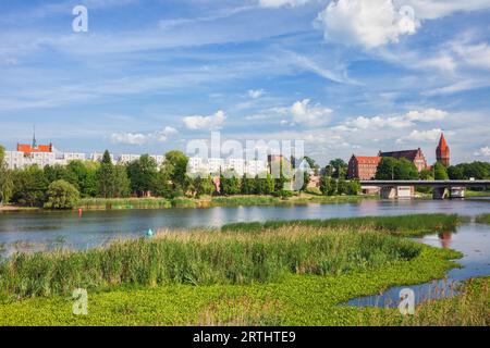 Die Skyline der Stadt von Malbork in Polen mit Wohnblöcken am Fluss Nogat Stockfoto