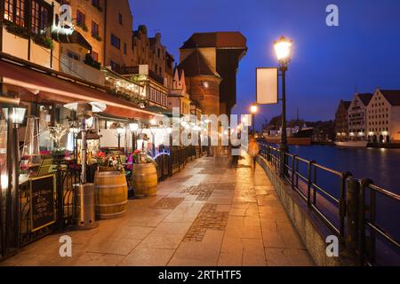 Städtetrip in der Altstadt von Danzig bei Nacht in Polen, Europa, Uferpromenade (Dlugie Pobrzeze Straße) mit Cafés, Restaurants, Blick auf die Stockfoto