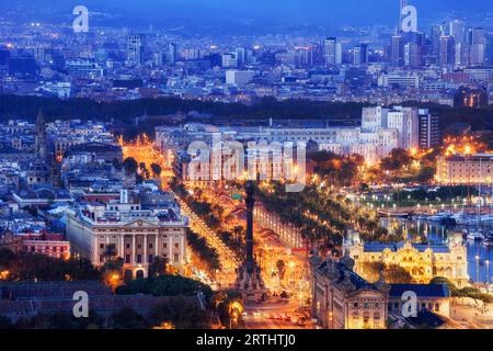 Stadt Barcelona in Spanien zur blauen Stunde, Dämmerung Stadtbild im Stadtzentrum Stockfoto