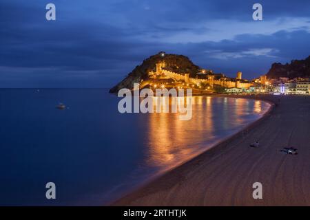 Stadt Tossa de Mar bei Nacht, Costa Brava, Spanien, Blick vom Strand Stockfoto