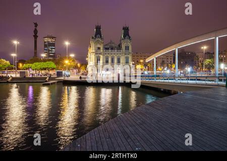 Stadt Barcelona bei Nacht in Katalonien, Spanien, Blick vom Rambla de Mar am Port Vell, Skyline von Kolumbus-Denkmal und alte Bräuche Gebäude Stockfoto