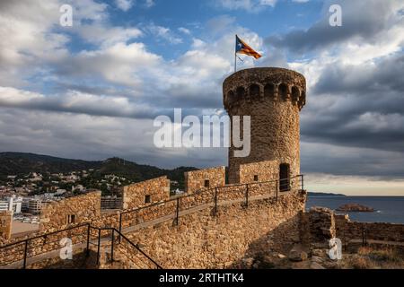 Spanien, Katalonien, Costa Brava, Tossa de Mar, Turm und Zinnen, Mauer der alten Stadt (Villa Vella), 14. Jahrhundert Festung Stockfoto