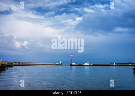 Hafen von Wladyslawowo Bucht verlassen zwei Piers mit Ostsee in Pommern, Polen Stockfoto