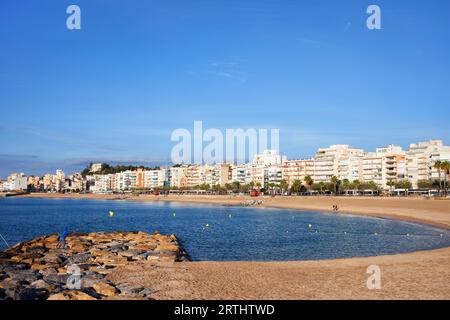 Blanes Stadt in Spanien, Strand und Mehrfamilienhäuser im Resort am Mittelmeer an der Costa Brava Stockfoto