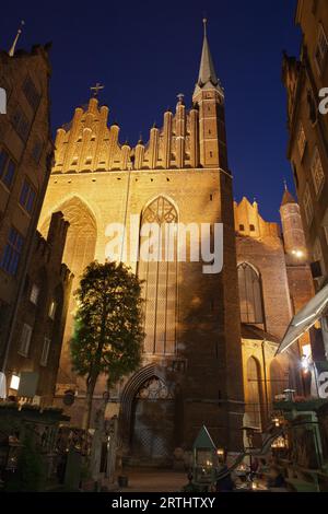 Polen, Gdansk, Altstadt, St.-Marien Kirche (Bazylika Mariacka) bei Nacht, gotische Architektur, Blick vom Mariacka Street, Wahrzeichen der Stadt Stockfoto