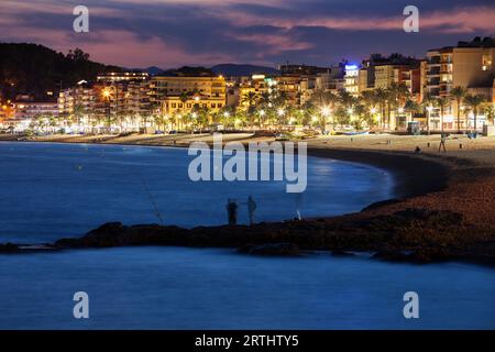 Lloret de Mar bei Nacht, Resort Küstenstadt an der Costa Brava in Spanien, Stadt Skyline, Strand am Mittelmeer (Balearen) Stockfoto