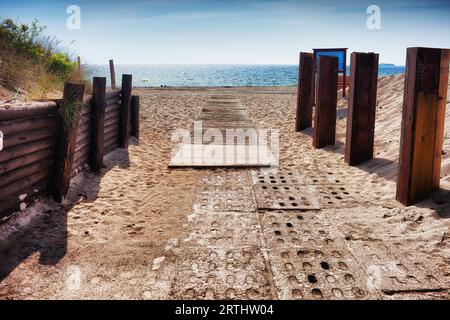 Eingang-Gehweg zum Strand an der Ostsee auf der Halbinsel Hel in Polen, verstärkt mit Holzbalken und Betonplatten Stockfoto