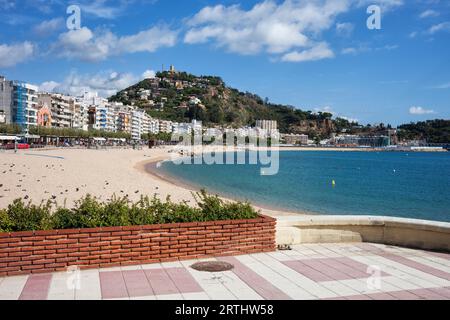 Stadt Blanes an der Costa Brava in Katalonien, Spanien, Blick auf den Strand von der Promenade am Mittelmeer Stockfoto