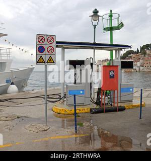 Marine Tankstelle für Yachten und Boote im Hafen Stockfoto