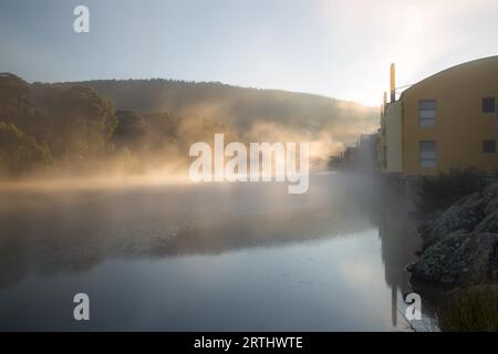 Die Sonne geht über Lake Crackenback an einem kalten Herbstmorgen in New South Wales, Australien Stockfoto