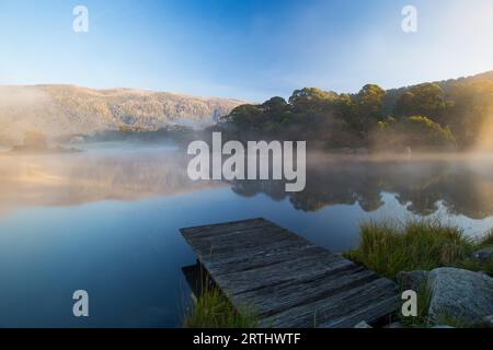 Die Sonne geht über Lake Crackenback an einem kalten Herbstmorgen in New South Wales, Australien Stockfoto