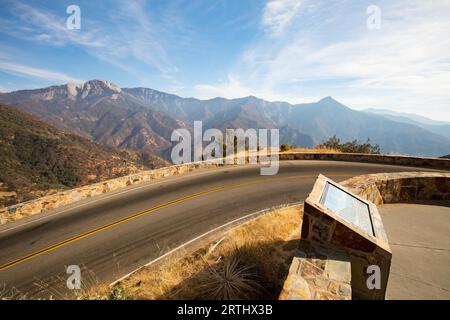 Amphitheater Point mit Blick auf Castle Rock Peak im Sequoia National Park auf Generals Highway in Kalifornien, USA Stockfoto