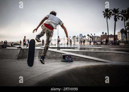 Ein Skateboarder in Aktion am Venice Beach Skate Park in Los Angeles, Kalifornien, USA Stockfoto