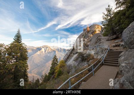 Sonnenuntergang an einem Herbstabend im Moro Rock im Sequoia Nationalpark, Kalifornien, USA Stockfoto