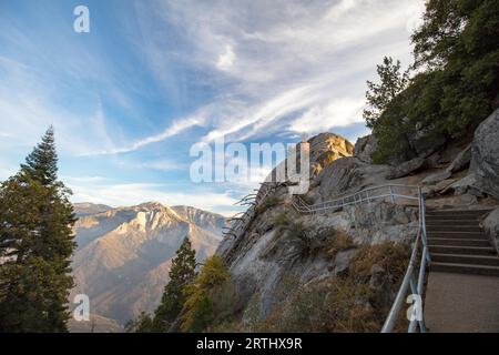 Sonnenuntergang an einem Herbstabend im Moro Rock im Sequoia Nationalpark, Kalifornien, USA Stockfoto