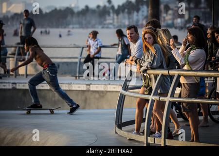 Los Angeles, USA, 22. Oktober 2016: Eine Gruppe von Skateboardern im Venice Beach Skate Park in Los Angeles, Kalifornien, USA Stockfoto