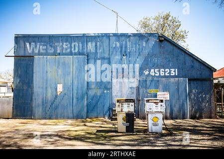 Eine verlassene Tankstelle und Bowsers in Newstead, Victoria, Australien Stockfoto