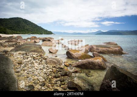 Fitzroy Island Hauptstrand mit Steinen auf einem kühlen Wintertag in Queensland, Australien Stockfoto