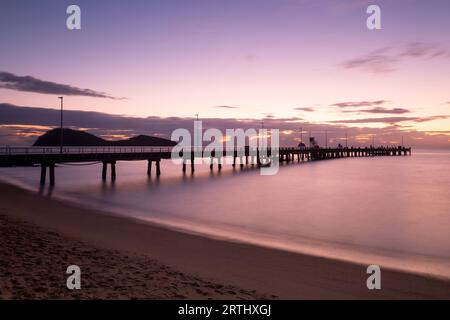 Die kultige Palm Cove Steg und Boot Rampe bei Sonnenaufgang an einem Wintermorgen in Queensland, Australien Stockfoto