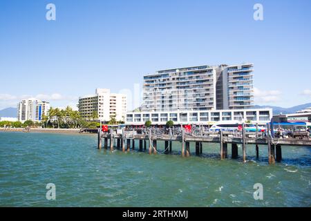 Cairns, Australien, Juni 29 2016: Die berühmte Cairns Waterfront und Chinaman Creek an einem sonnigen Wintertag in Queensland, Australien Stockfoto