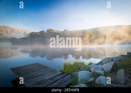 Die Sonne geht über Lake Crackenback an einem kalten Herbstmorgen in New South Wales, Australien Stockfoto