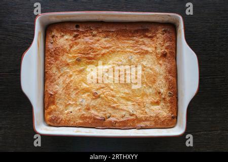 Hüttenkäseauflauf mit Rosinen auf einem Holztisch. Hausgemachte Kuchen, Blick von oben Stockfoto