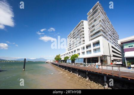 Cairns, Australien, Juni 29 2016: Die berühmte Cairns Waterfront und Chinaman Creek an einem sonnigen Wintertag in Queensland, Australien Stockfoto