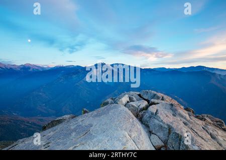 Sonnenuntergang an einem Herbstabend im Moro Rock im Sequoia Nationalpark, Kalifornien, USA Stockfoto