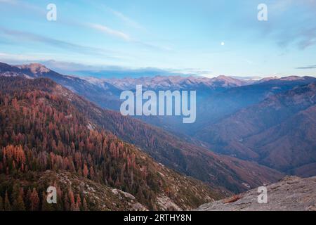 Sonnenuntergang an einem Herbstabend im Moro Rock im Sequoia Nationalpark, Kalifornien, USA Stockfoto