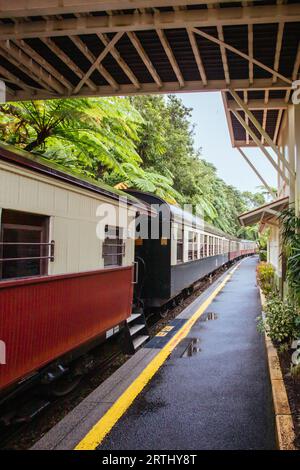 Kuranda, Australien, Juni 27 2016: Der berühmte Bahnhof Kuranda ist eine beliebte Touristenattraktion zwischen Cairns und Kuranda in Queensland, Australien Stockfoto