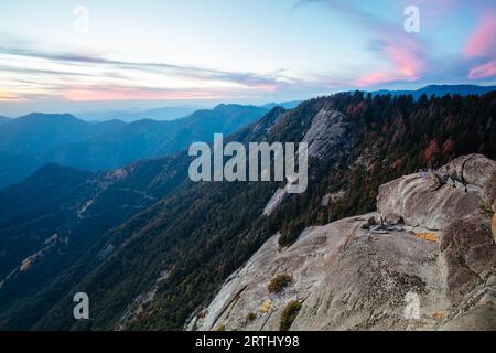 Sonnenuntergang an einem Herbstabend im Moro Rock im Sequoia Nationalpark, Kalifornien, USA Stockfoto