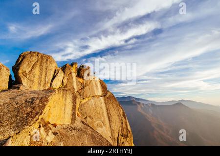 Sonnenuntergang an einem Herbstabend im Moro Rock im Sequoia Nationalpark, Kalifornien, USA Stockfoto