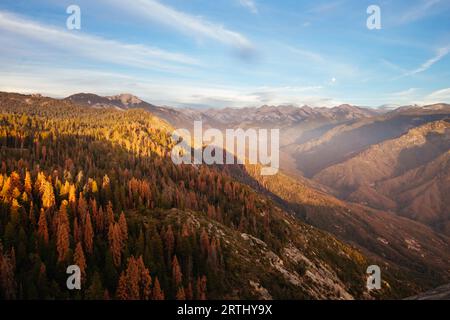 Sonnenuntergang an einem Herbstabend im Moro Rock im Sequoia Nationalpark, Kalifornien, USA Stockfoto