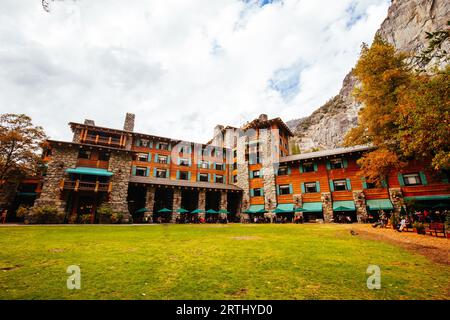 Yosemite, USA, 14. Oktober 2016: Das Gelände rund um das Ahwahnee Hotel im Zentrum von Yosemite Valley in Kalifornien, USA Stockfoto