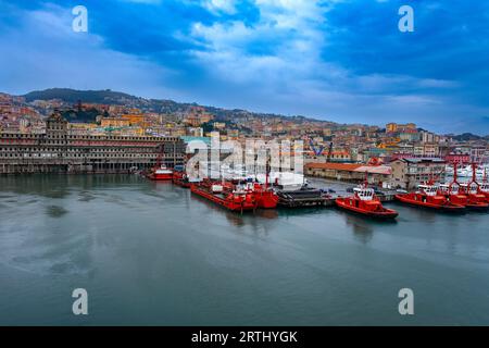 Panoramablick auf die Uferpromenade von Genua und den Hafen in Italien Stockfoto