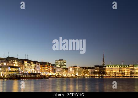 Hamburg, 2. Dezember 2016: Abendlicher Blick über die Binnenalster in der Innenstadt mit der Skyline Stockfoto