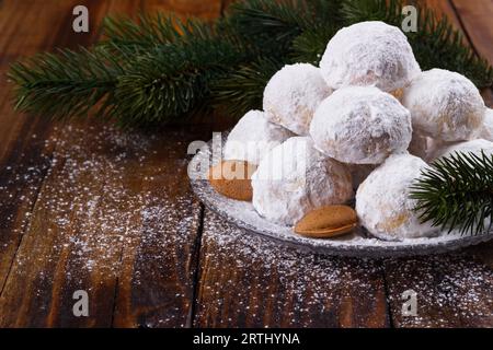 Traditionellen Weihnachtsplätzchen mit Mandeln auf dunklem Holz Stockfoto