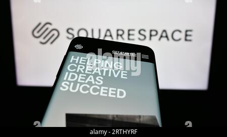 Mobiltelefon mit Webseite der US-amerikanischen Website-Building-Firma Squarespace Inc. Auf dem Bildschirm vor dem Logo. Konzentrieren Sie sich auf die obere linke Ecke des Telefondisplays. Stockfoto