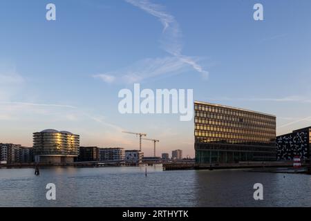 Kopenhagen, Dänemark, 10. April 2016: Blick auf Gebäude und Brücke im Stadtteil Havneholmen Stockfoto