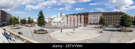 Kopenhagen, Dänemark, 19. August 2016: Menschen genießen den Sommer auf dem öffentlichen Platz namens Isreals Plads Stockfoto