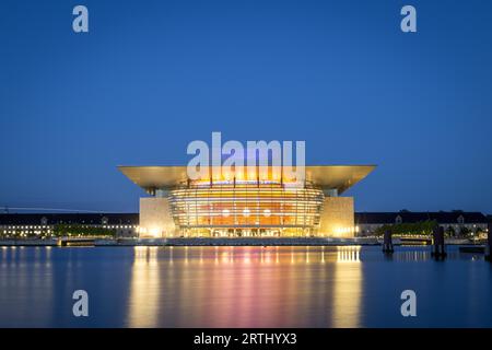 Kopenhagen, Dänemark, 05. Juni 2016: Das von Henning Larsen Architekten entworfene beleuchtete Opernhaus bei Nacht Stockfoto