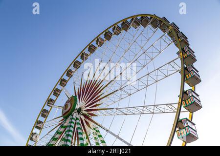 Basel, Schweiz, 24. Oktober 2016: Großes Riesenrad für den Herbstmarkt in der Innenstadt Stockfoto