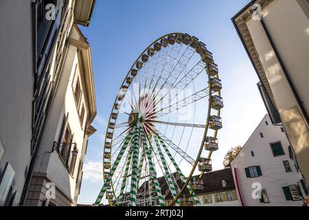 Basel, Schweiz, 24. Oktober 2016: Großes Riesenrad für den Herbstmarkt in der Innenstadt Stockfoto