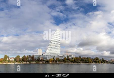 Basel, Schweiz, 20. Oktober 2016: Panoramablick auf den Rhein mit dem Roche-Turm Stockfoto