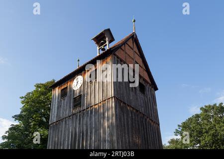 Wienhausen, 6. August 2016: Der hölzerne Glockenturm der Marienkirche Stockfoto